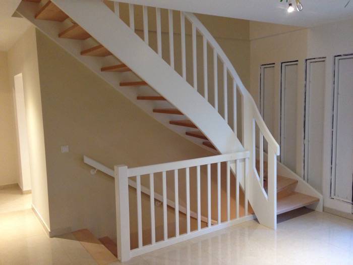 viertel gewendelt – Buche hell + weiß-lack – mit Krümmlingspfosten und